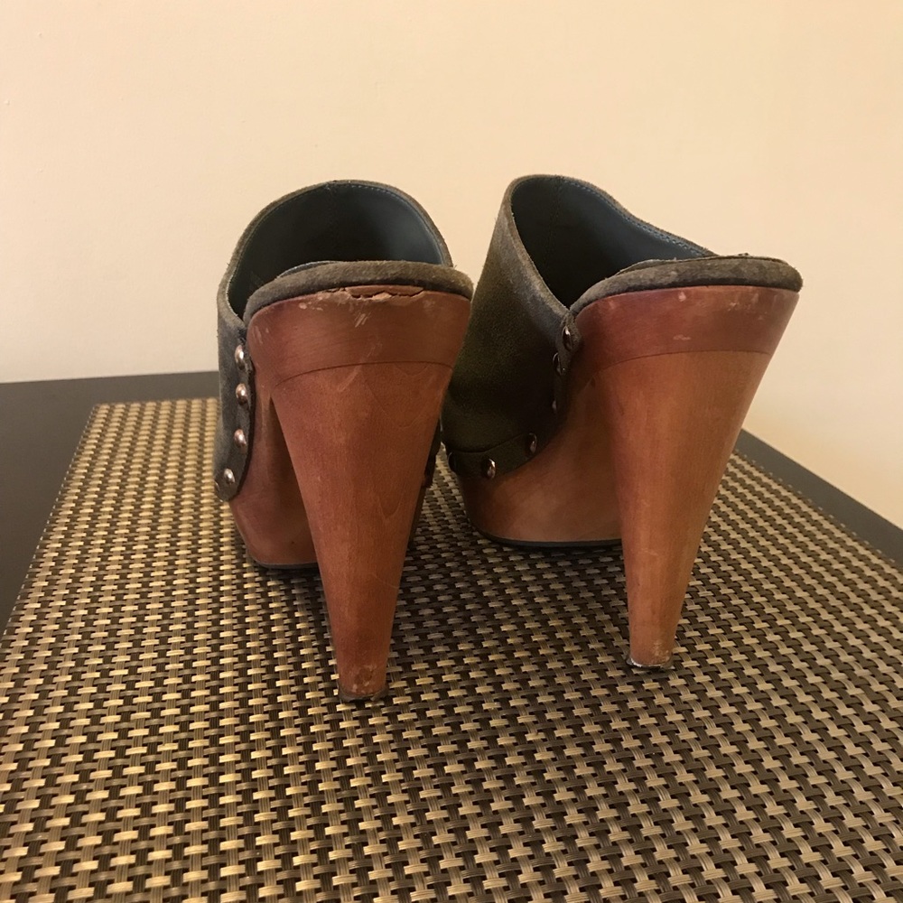 Pre owned Steve Madden suede clogs